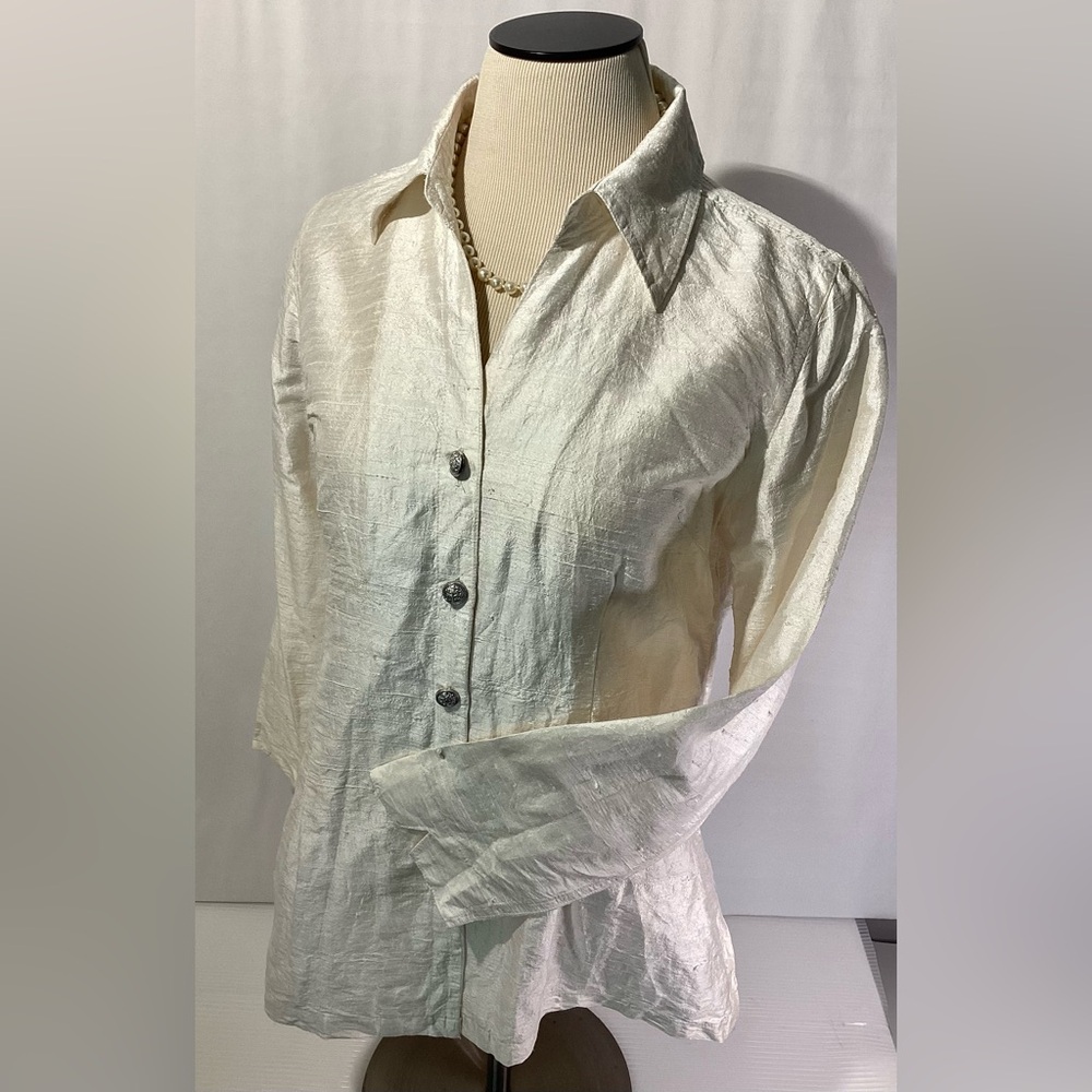 ANU Women’s Blouse Size M Color Vanilla Button Up Collared 100% Pure Silk